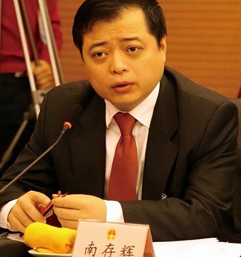 白手起家身价上亿父亲仍是修鞋人,白手起家身家上亿父亲仍是修鞋匠