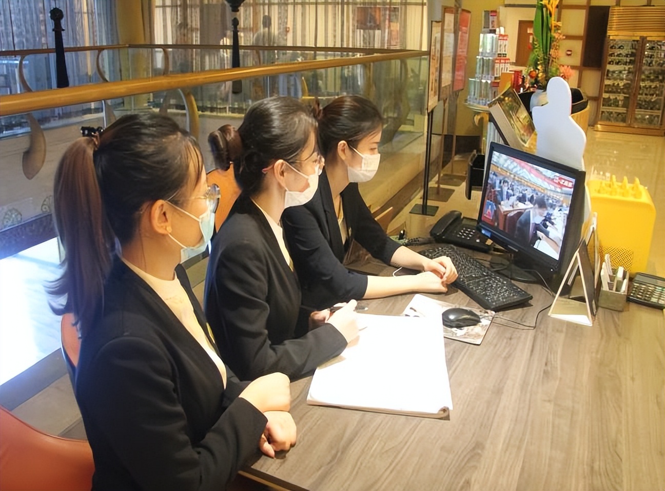 踔厉奋发新征程凝心聚力向未来——成都望江宾馆组织*党**员干部团员青年集中收看*党**的二十大现场直播