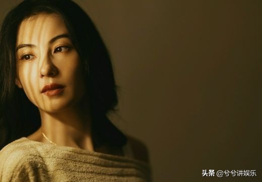 张柏芝直播当众摸男模特腹部，结果其女友在现场，场面一度尴尬