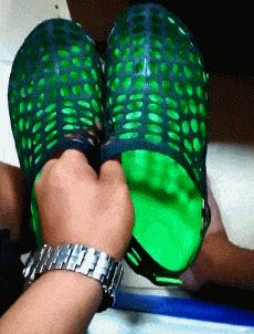 神回复：把大众车标扣下来清灰，里面藏了一个圆球，这是个啥？