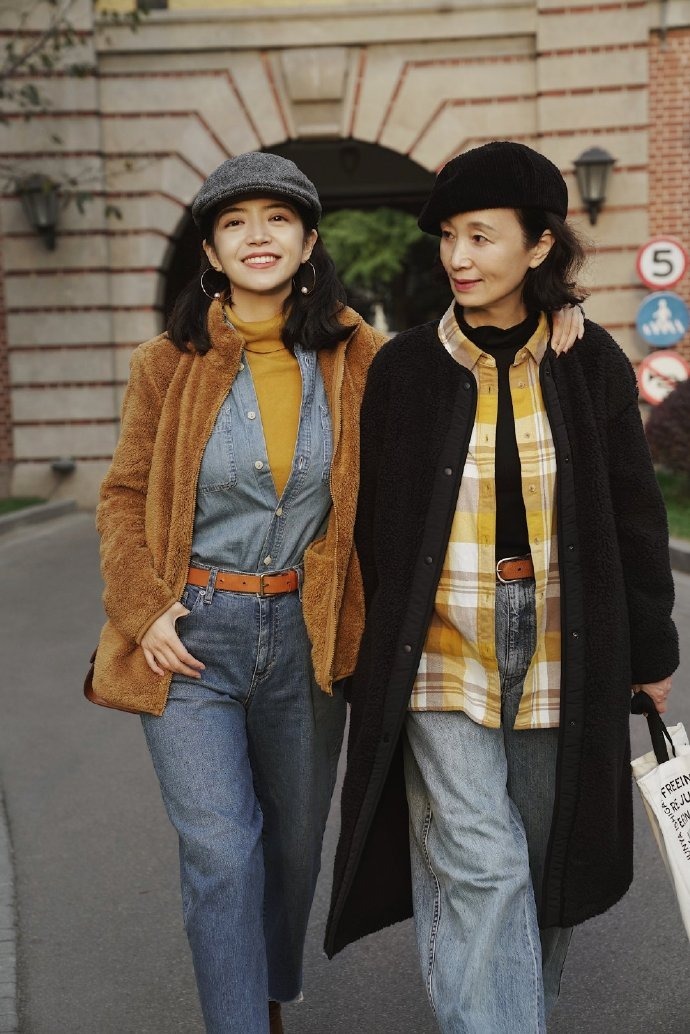 怎么穿出冬天的感觉,冬季白色羊羔绒外套的正确搭配