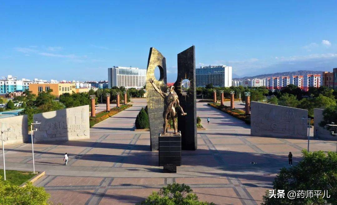 最美嘉峪关城市雕塑都在这里,嘉峪关景区拍照互动性雕塑