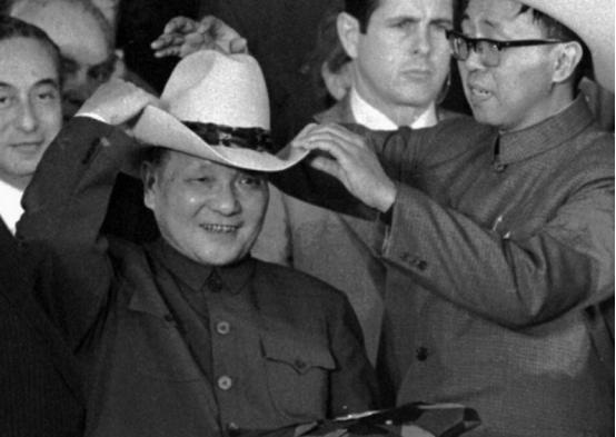 1979年*小平邓**访美，上百名美国儿童唱一首歌，*小平邓**听后热泪盈眶