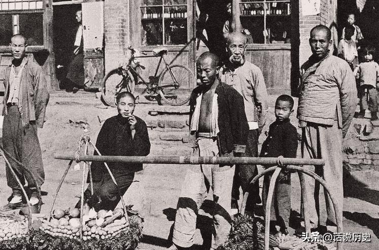 变态的纳粹德国,*光脱**犹太人女人衣服,集体*杀屠**!