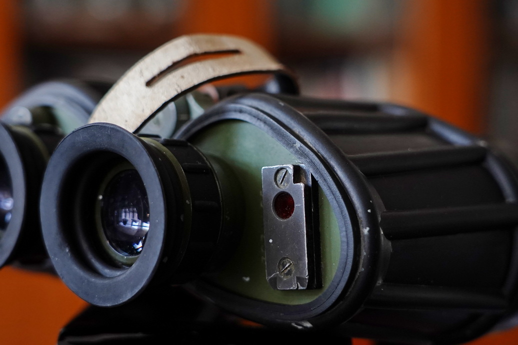 一树梨花压海棠：是*用军**望远镜好？还是名牌望远镜好？