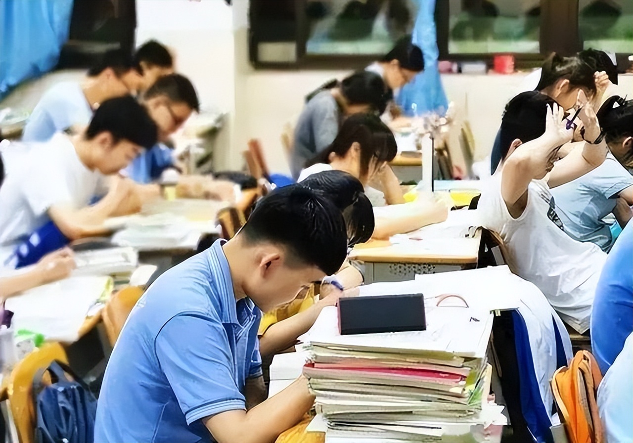 文科生和理科生毕业谁最难,文科生和理科生谁更有前途