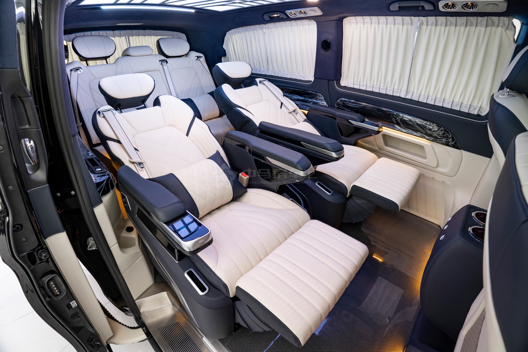 最新款奔驰商务车哪款好,奔驰商务车哪款最值得买