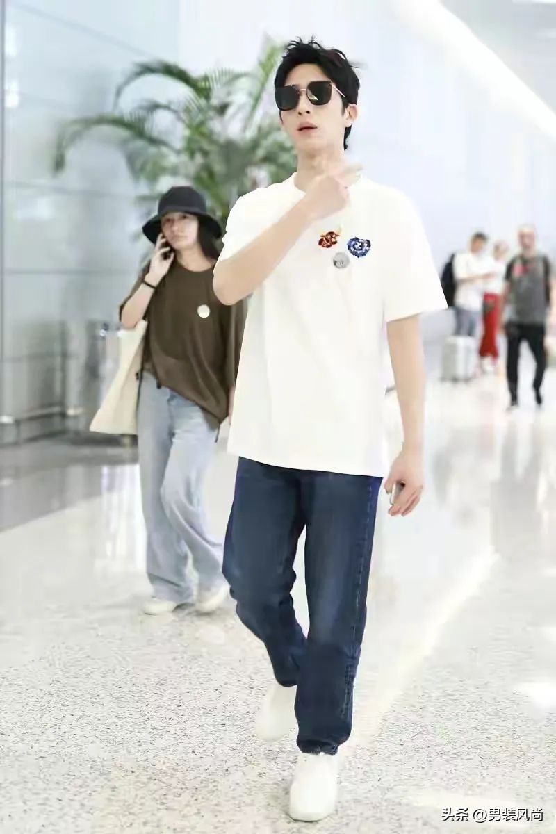 男士黑色t恤搭配什么颜色牛仔裤,男士白色t恤配什么颜色牛仔裤