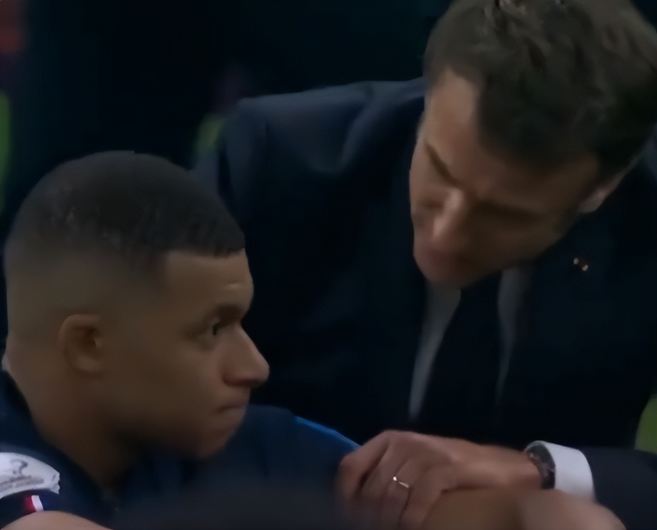 穿着梅西球衣看马克龙,中国球迷穿梅西球衣迎接马克龙