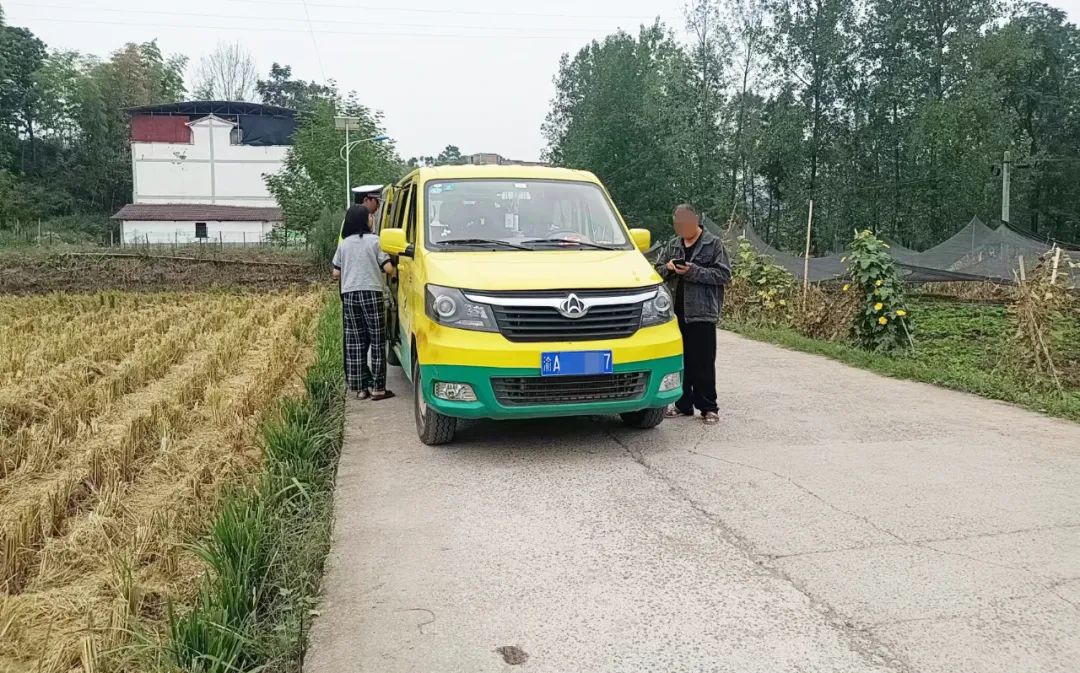 违法超员违法载人百日行动推进会,百日行动交警面包车超员曝光