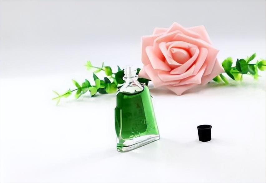 睡前把风油精挤在肚脐里,女性睡前把风油精涂在肚脐上