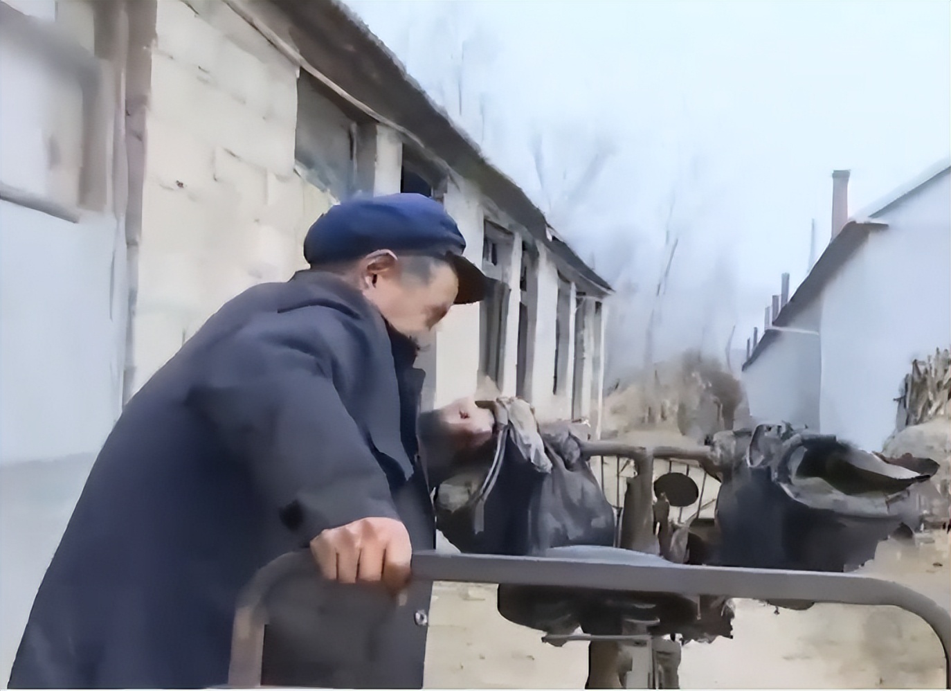 山东66岁老人自办活人出殡,山东省一位66岁老人办活人葬礼