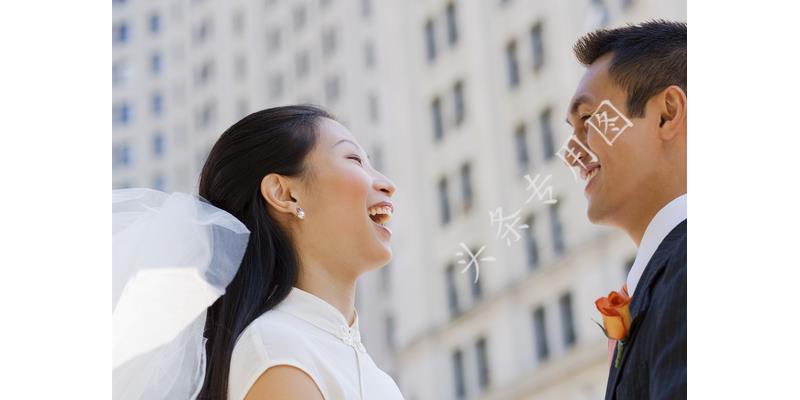 亲爸后妈打孩子被后爸亲妈救走,亲爸后妈把孩子给打了