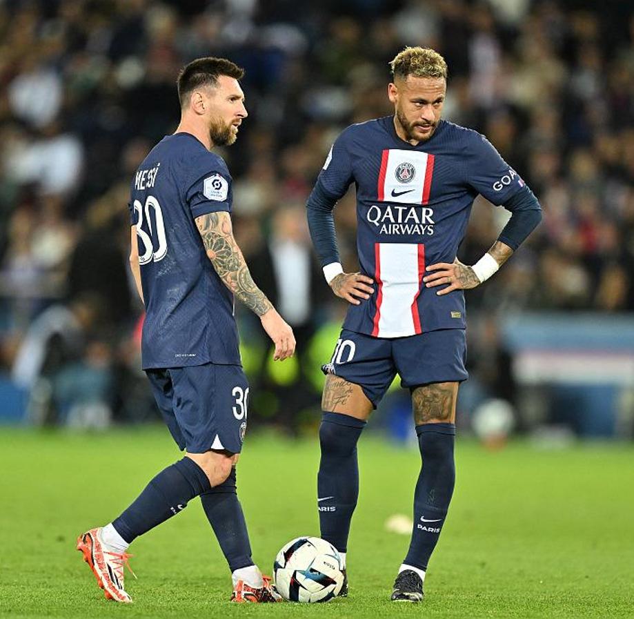 梅西任意球越过c罗头顶,梅西任意球钻过人墙