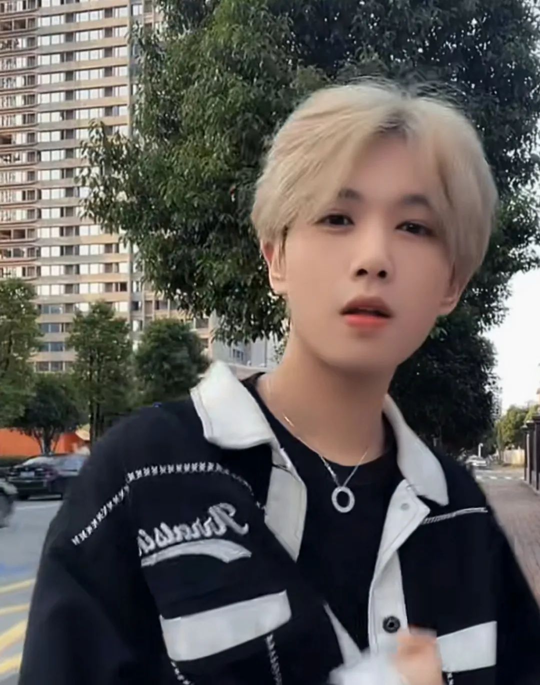 拼夕夕版明星大揭秘，有人舞到正主头上，有人出圈全靠同行衬托