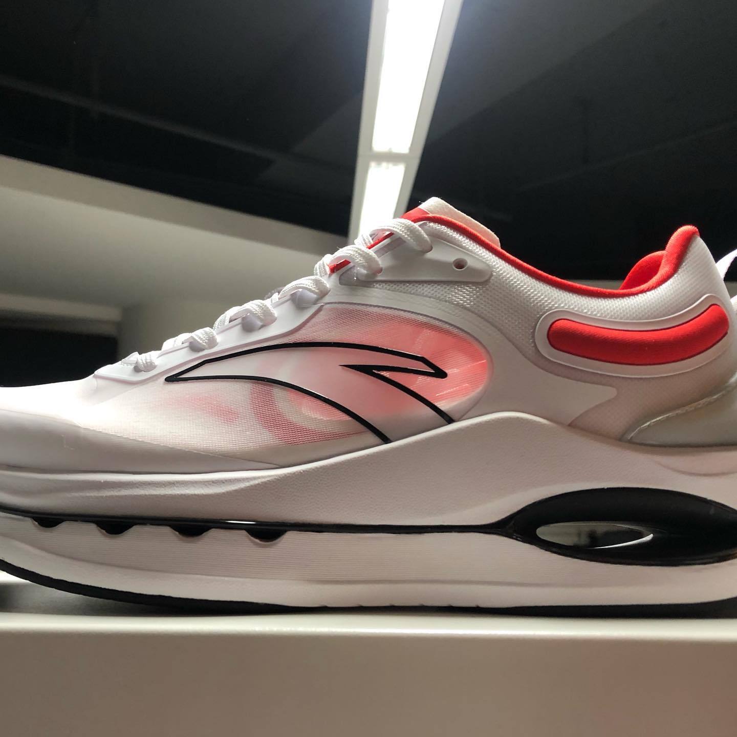 谷爱凌同款跑鞋太帅了，镂空跑鞋科技感强，安踏设计赶超李宁？