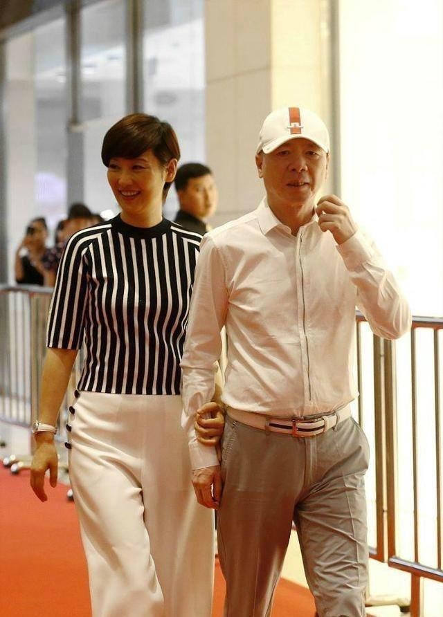 徐帆冯小刚经历,冯小刚徐帆携15岁养女露面