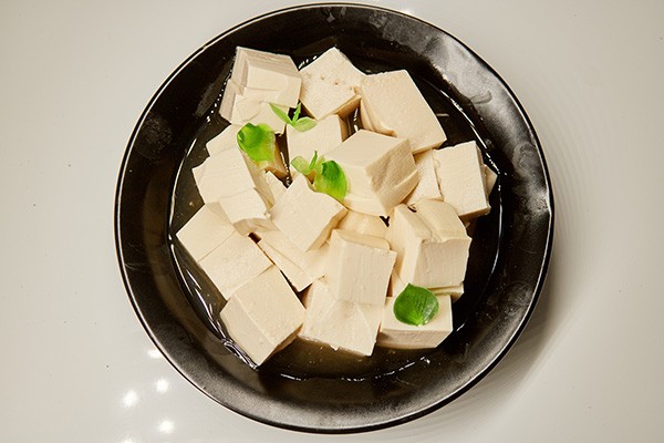 头发掉得多多吃4种食物防掉发,防止头发白掉吃哪些食物