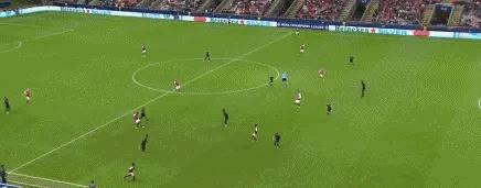 夜晚中绽放的烟花,足球烟花