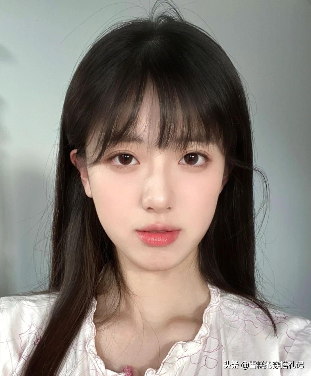 怎么化淡妆显气色,女人应该简单化个淡妆就很好看