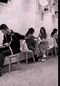 伴娘抢了新娘风头躲角落,伴娘躲在角落玩手机很漂亮