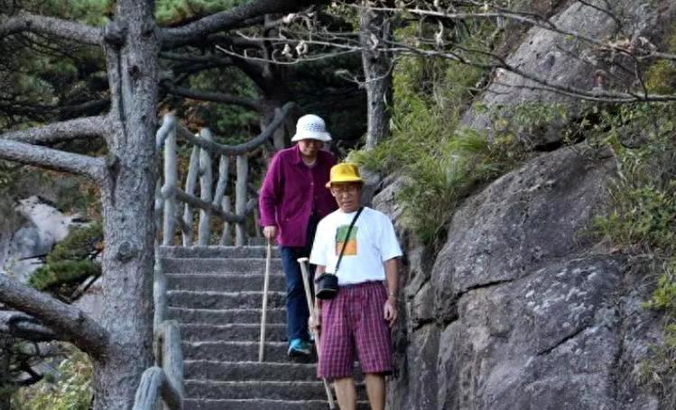 63岁大爷爬山,63岁大爷邀请56岁大妈爬山