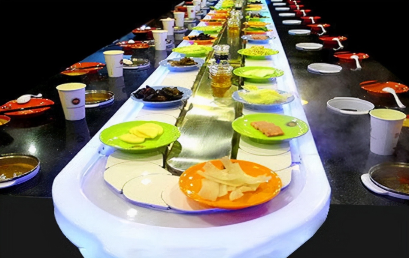 一男子吃16.6自助火锅,小伙吃十五元自助火锅