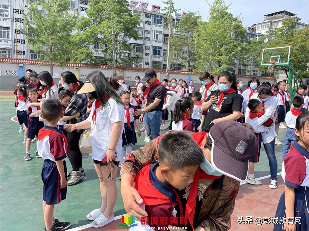 徐州市湖滨中心小学新队员入队暨一星章颁章仪式