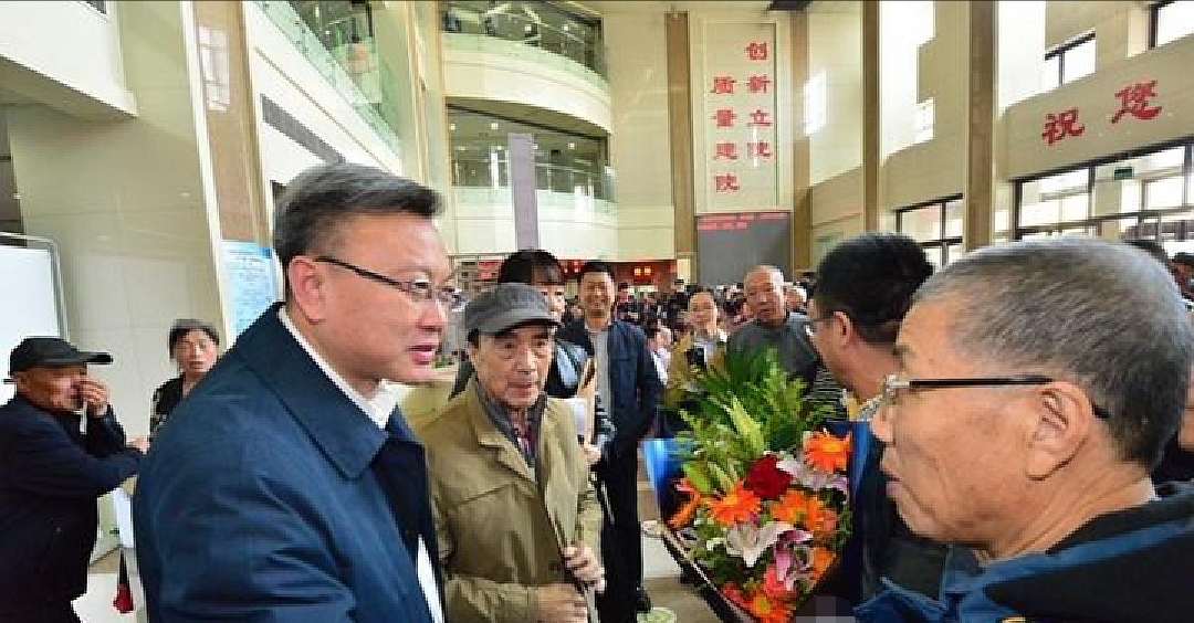 2000年，老汉移植小伙心脏性情大变，疯狂作诗99首，做梦被人追杀