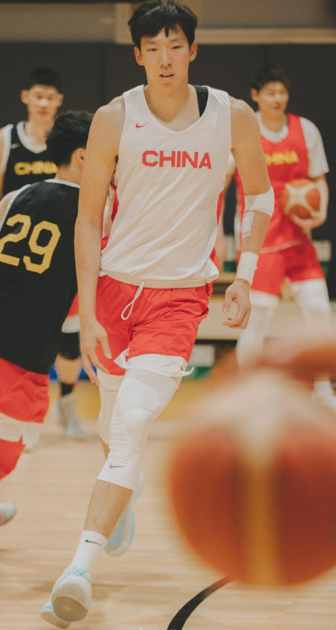 成果检验的时候到了，这支中国男篮第一次用欧洲篮球武装大脑