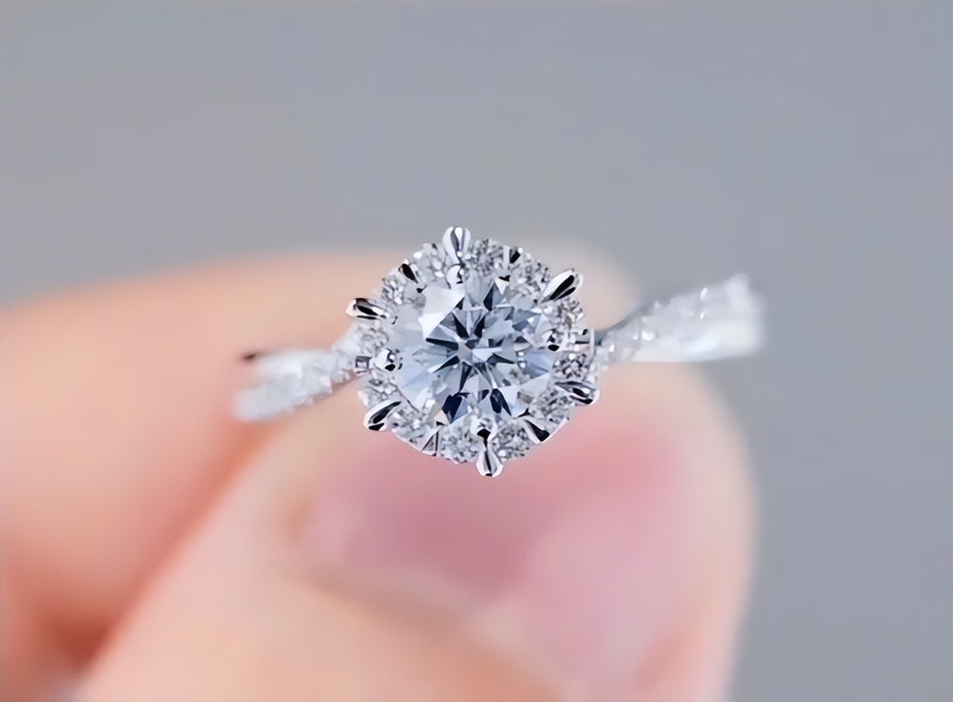 更全的结婚钻戒款式挑选技巧指南,怎么挑选好打理的钻戒