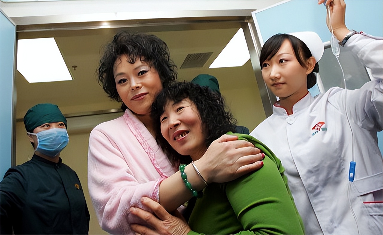 2006年，东北50岁大汉成功变性，与前妻姐妹相称，让女儿喊他姑姑