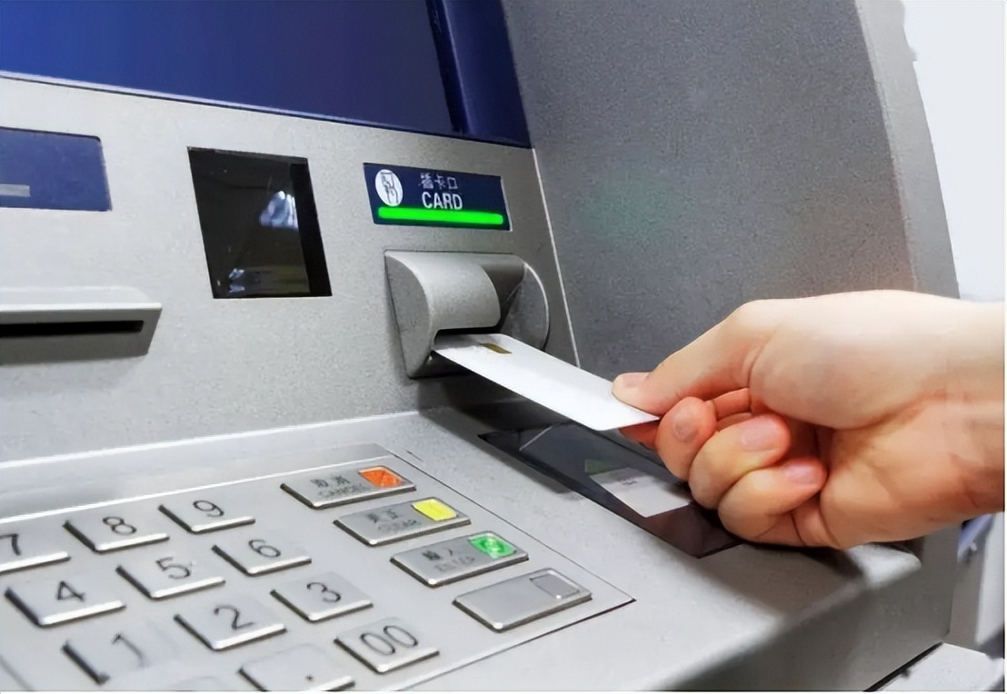 为什么银行员工让顾客去atm上取钱,为什么银行总让顾客去atm机取钱