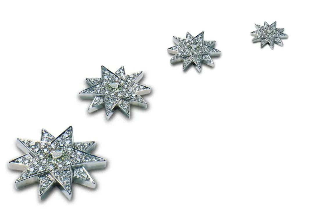 王冠要怎么戴才不会压塌头发,戴皇冠怎么能不掉