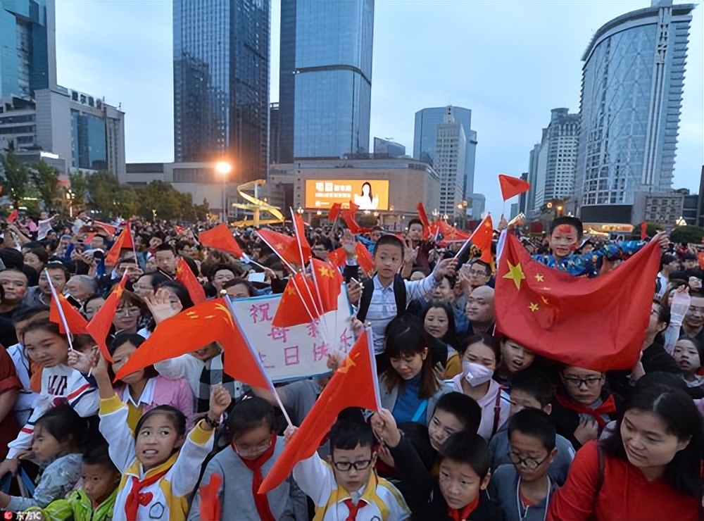 华人女兵在美军舰上干什么,美军华裔女兵向中国海警喊话