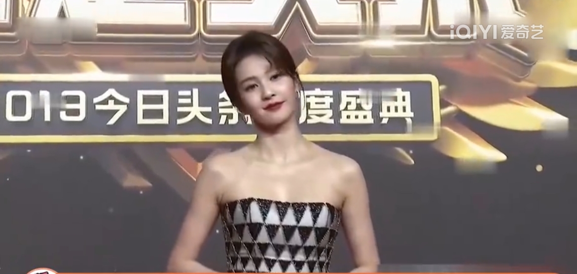 泫雅现场黑色吊带裙,女明星泫雅穿着蝴蝶吊带裙