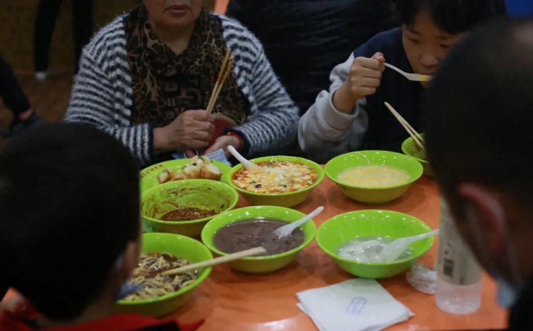 「美食城探秘」：朱一龙新片背后的隐藏美食！