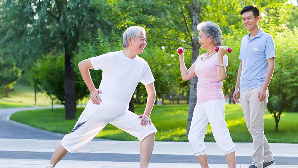 70岁老人压腿拉筋有好处吗,老人压腿的好处与坏处