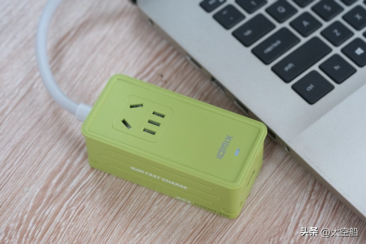 绿联氮化镓100000w智充魔盒,绿联氮化镓充电器100w智充魔盒