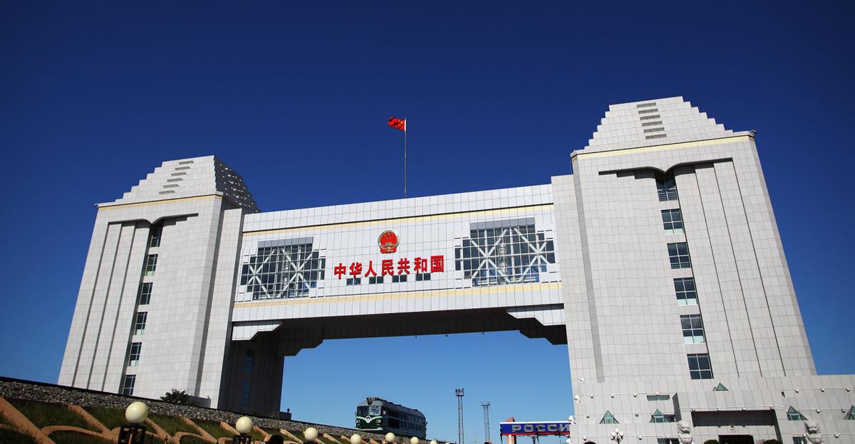 运往中国的东西越来越多，俄方主动找上中方，以007模式开放通关