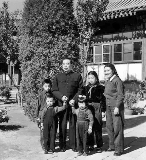 1952年*颖超邓**生病,周恩来去颐和园看望她,提醒卫士:一定要买票