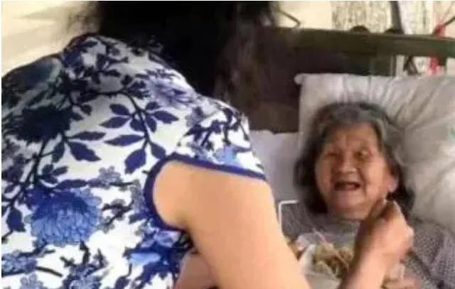 60岁大叔穿女装20年真相曝光,61岁大爷男扮女装30年