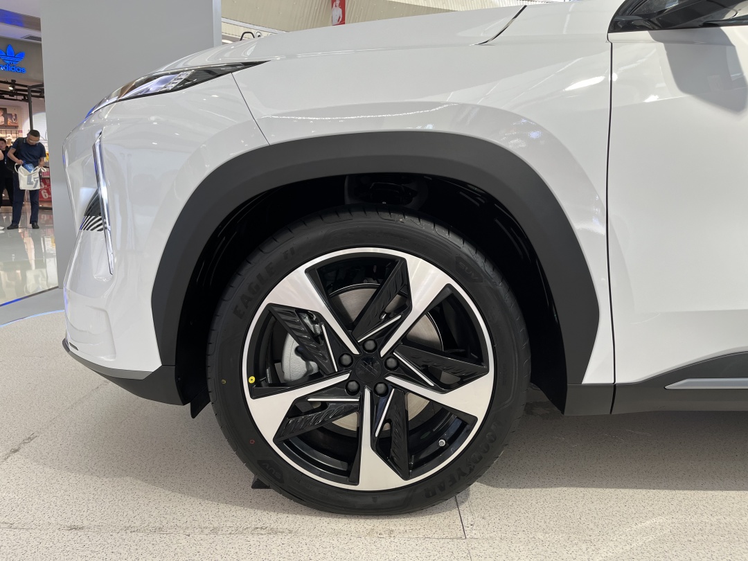 吉利银河l7全新suv棕灰,银河l7宋plusdmi数据对比