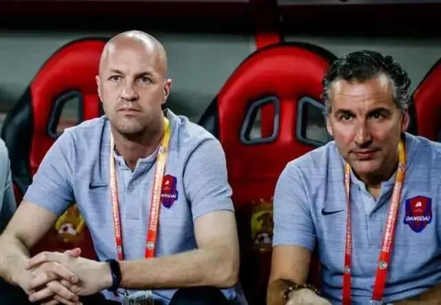 国足必须打好翻身仗，主教练在哪里，咱得好好白话白话