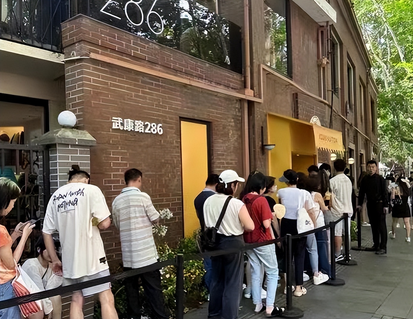 网友批高价炒lv帆布袋又蠢又虚荣,网友批高价炒lv帆布袋