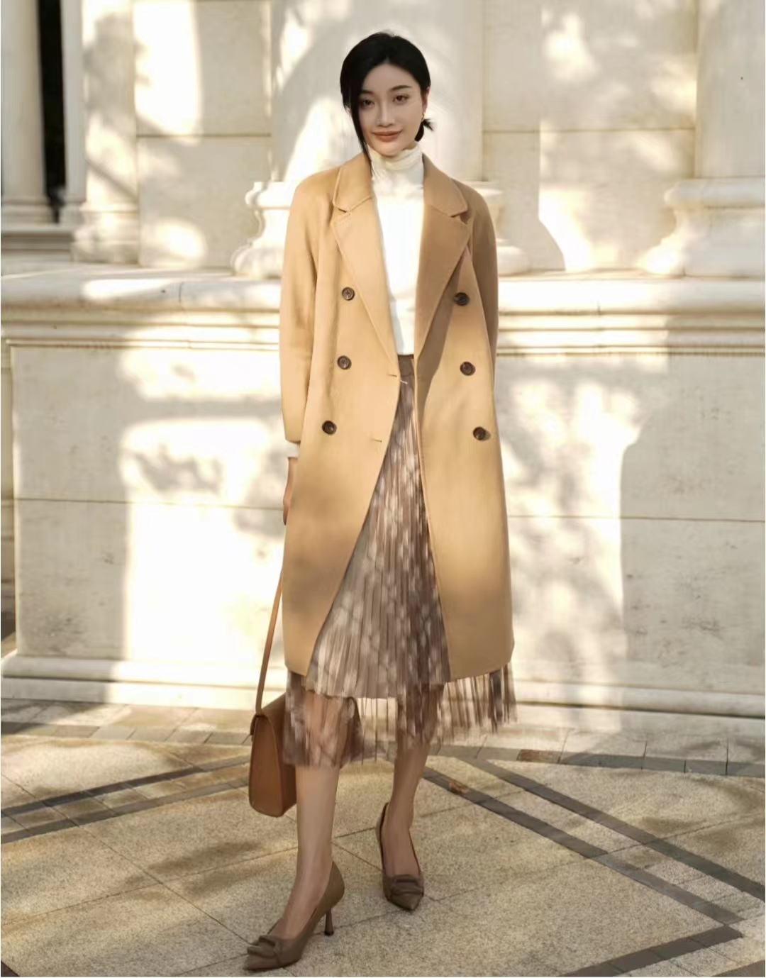 驼色大衣打底配什么颜色显高级,怎样选驼色大衣高级