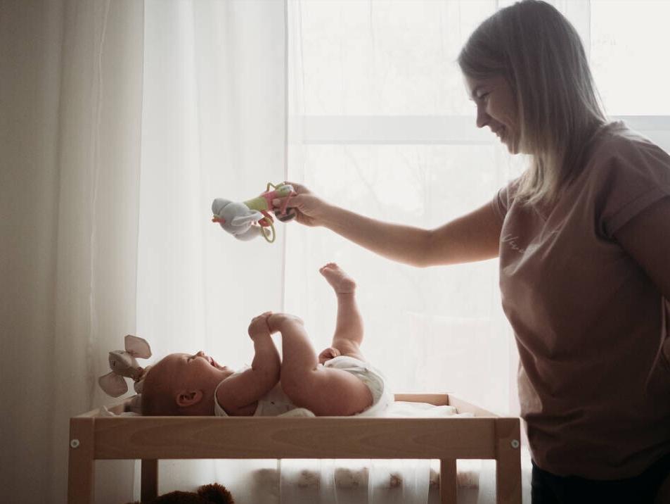 产后腰痛预防,产后康复妈妈腰疼别担心有绝招了