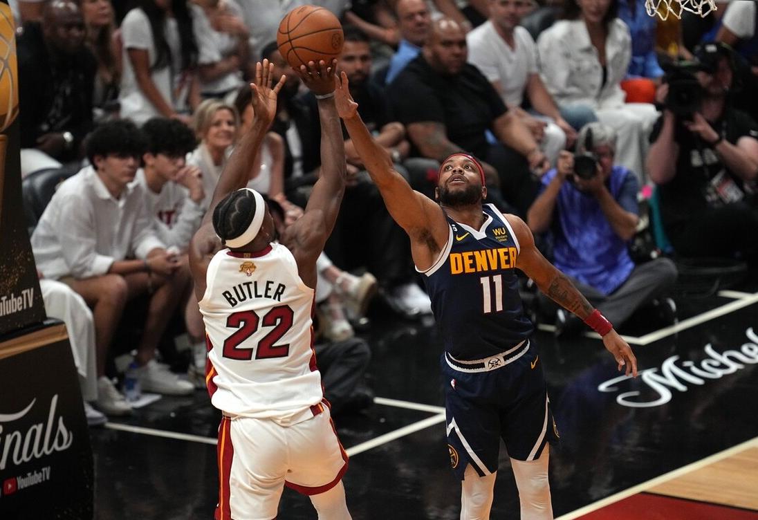 马龙2连胜,马龙4-3逆转夺冠眼神