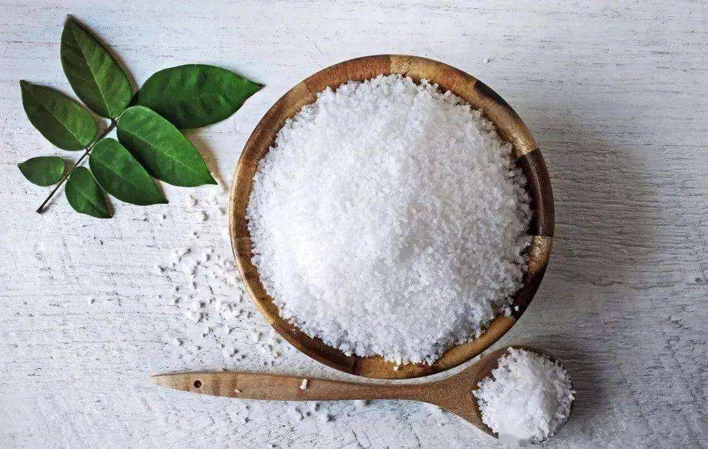 一斤盐溶于水是否得到两斤盐水,一斤盐一斤水融在一起是二斤吗