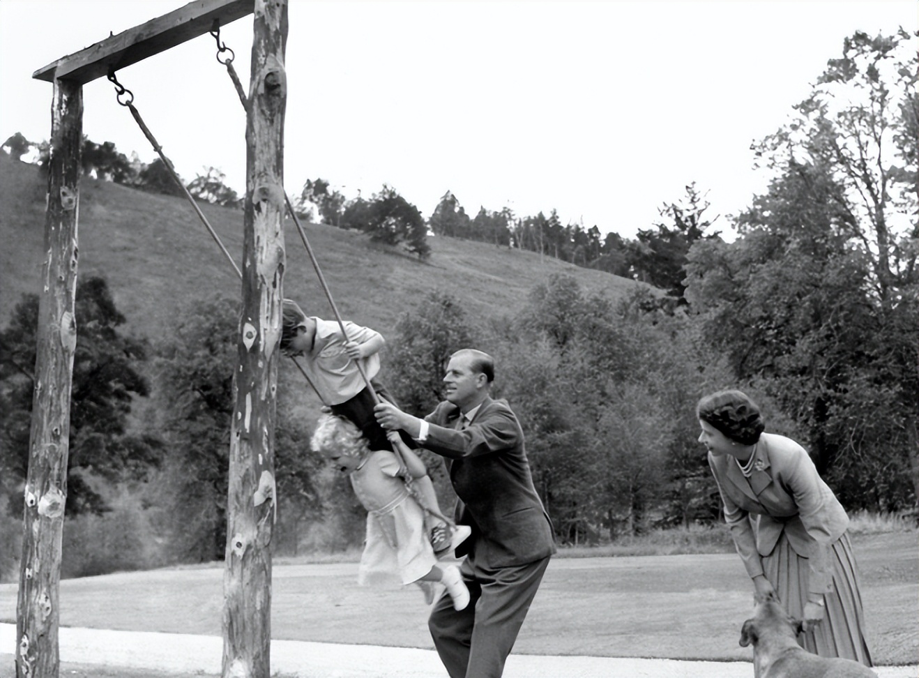 查尔斯怀念菲利普亲王,英国国王查尔斯悼念父亲